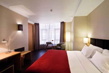 Piscine extérieure, parasols de plage, chaises longues