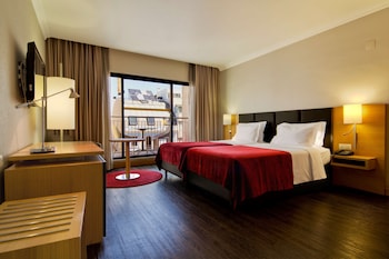 Piscine extérieure, parasols de plage, chaises longues