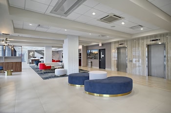 Seasonal outdoor pool, open 8:00 AM to 10:00 PM, pool loungers