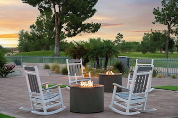 Piscine extérieure, parasols, chaises longues