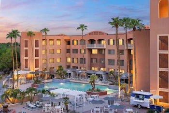 Allergitestet sengetøy, senger med overmadrass og safe på rommet