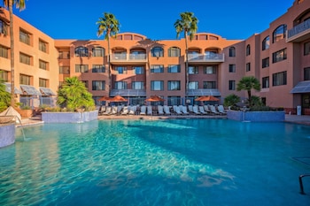 Outdoor pool, pool umbrellas, sun loungers
