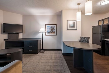 Suite, 2 camas Queen size (One Bedroom Suite - Two Queens) | Ropa de cama de alta calidad y escritorio