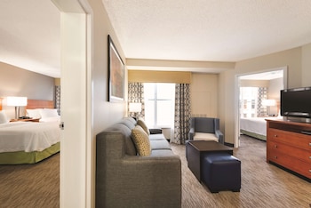 Outdoor pool, open 9:00 AM to 10:00 PM, pool loungers