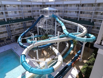 2 piscines extérieures, piscine chauffée, tentes de plage