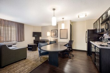 Full-size fridge, microwave, stovetop, dishwasher