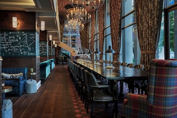 Lobby lounge