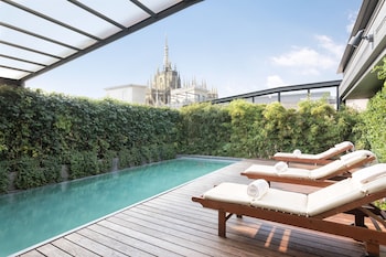 Piscine couverte, piscine extérieure, chaises longues