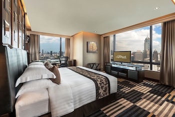 4 restaurants, breakfast served