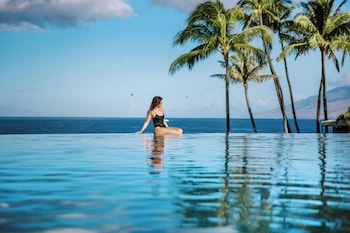 4 outdoor pools, pool umbrellas, sun loungers