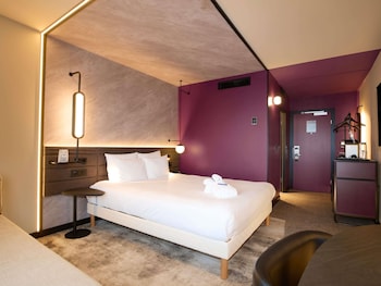 Daily buffet breakfast (CHF 29.00 per person)