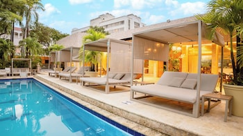 3 piscinas al aire libre, cabañas de piscina gratuitas, sombrillas