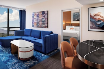 4 restaurantes, se sirven desayunos, comidas, cenas y cocina americana