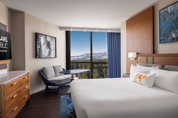 4 restaurants, servant le déjeuner et le souper; cuisine américaine