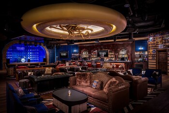 4 restaurants; breakfast and dinner served