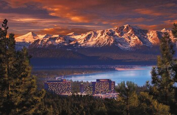 4 restaurantes, se sirven desayunos, comidas, cenas y cocina americana