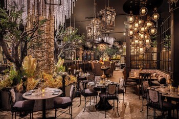 4 restaurantes, se sirven desayunos, comidas, cenas y cocina americana