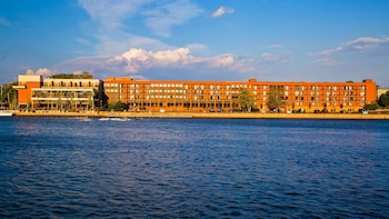 Lunch, dinner served; American cuisine, beach views
