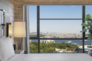 Cocktail bar, pool views, open daily