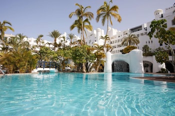 2 outdoor pools, pool umbrellas, pool loungers