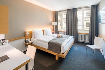 Chambre Deluxe, 1 lit double | Minibar contenant certains articles gratuits, coffre-fort, bureau