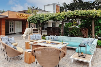 Outdoor pool, a heated pool, open 9:00 AM to 10:00 PM, sun loungers