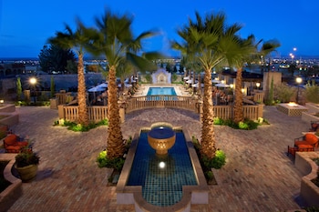 Piscine extérieure, parasols de plage, chaises longues