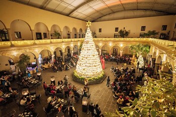 3 restaurants, breakfast served