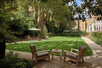 Se sirven desayunos, comidas y cocina británica con vista al jardín