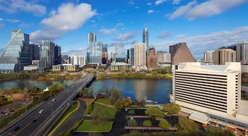 حمّام سباحة خارجي، كبائن (بتكلفة إضافية)، مظلات على حمّام السباحة