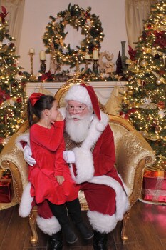 6 สระว่ายน้ำกลางแจ้ง เปิด 6:00 น. ถึง 22:00 น., คาบาน่า (คิดค่าบริการ)