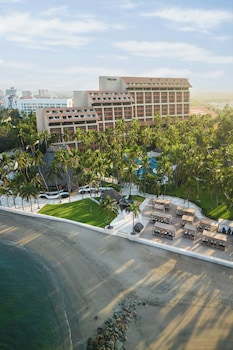 2 outdoor pools, pool umbrellas