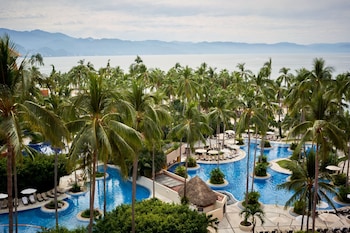 2 outdoor pools, pool umbrellas