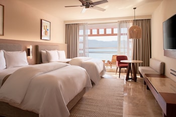 2 outdoor pools, pool umbrellas