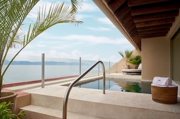 2 outdoor pools, pool umbrellas