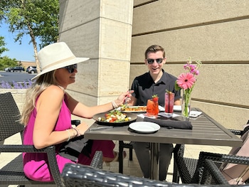 Petit déjeuner, déjeuner et dîner servis sur place