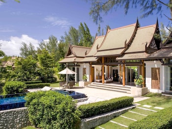 2 outdoor pools, free cabanas, pool umbrellas