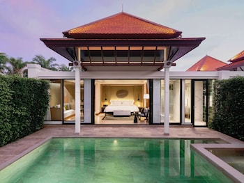 2 outdoor pools, free pool cabanas, pool umbrellas