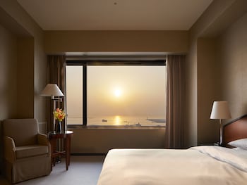 Una piscina techada, una piscina al aire libre