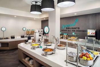 Serveert ontbijt, lunch en diner