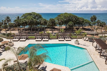 Outdoor pool, pool umbrellas, sun loungers