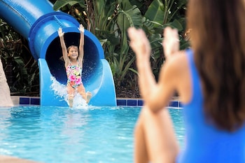 6 piscinas externas, barracas de cortesia, guarda-sóis