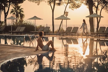 Piscine couverte, piscine extérieure, parasols de plage, chaises longues
