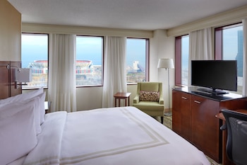 3 restauranter; serverer morgenmad, frokost og amerikanske retter