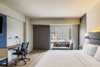 Executive-Zimmer | Zimmersafe, Schreibtisch, laptopgeeigneter Arbeitsplatz