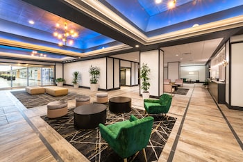 Ropa de cama de alta calidad y caja de seguridad en la habitación