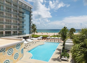 2 bars/lounges, poolside bar