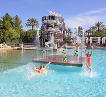 10 piscines extérieures, cabanas (supplément), parasols