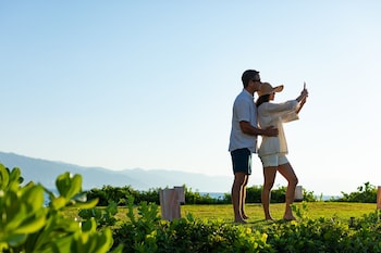 2 albercas al aire libre, sombrillas en la alberca y camastros