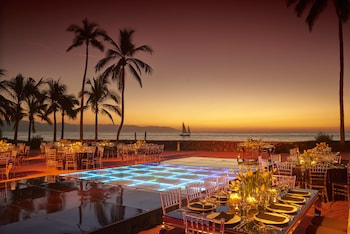 2 outdoor pools, pool umbrellas, sun loungers